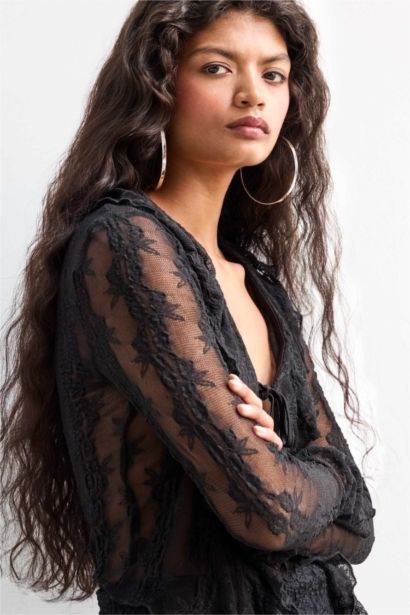 بلوز ردن طويل مخصر من الدانتيل بياقة V وربطة أمامية