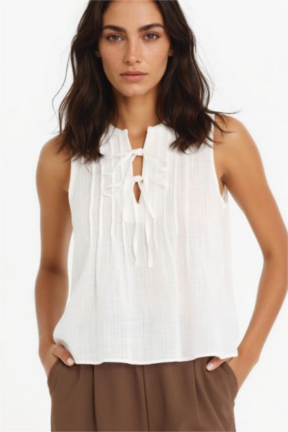 Blouse sans manches à noeuds sur le devant