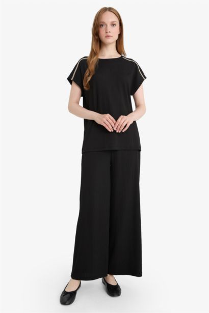 Flexible Waist Straight Leg Crepe Capri Trousers