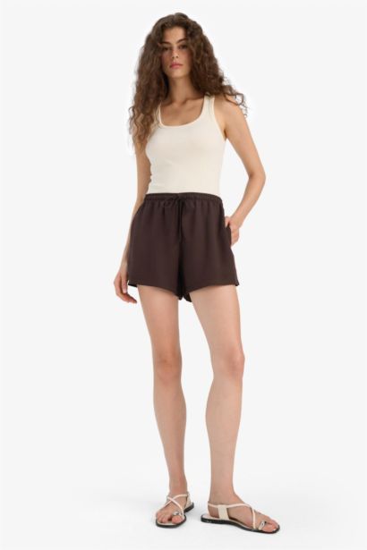 شورت قصير مخطط بخصر عادي من مزيج الكتان