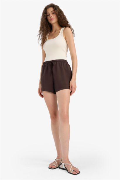 شورت قصير مخطط بخصر عادي من مزيج الكتان