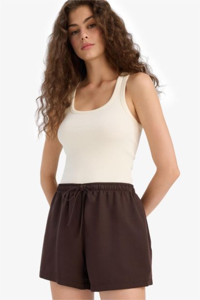 شورت قصير مخطط بخصر عادي من مزيج الكتان