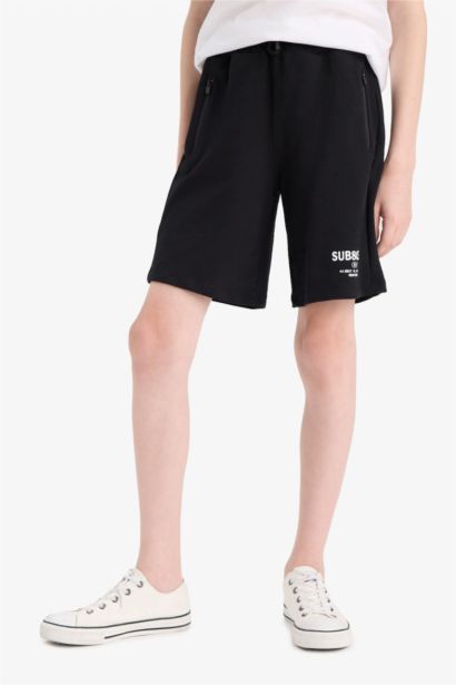 شورت أسود اولادي بطبعة شعار قماش خفيف قصة عادية