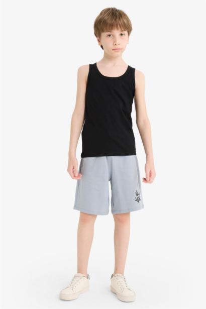 شورت اولادي رمادي بطبعة شعار قماش خفيف قصة عادية