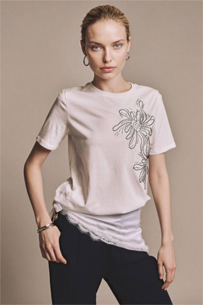 تيشيرت نص كم مطرز قصة عادية وياقة مستديرة