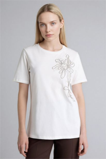 تيشيرت نص كم مطرز قصة عادية وياقة مستديرة