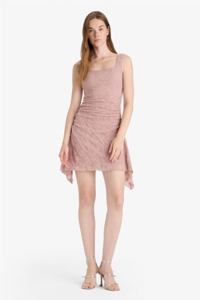 فستان قصير دانتيل بحمالات وياخة مربعة