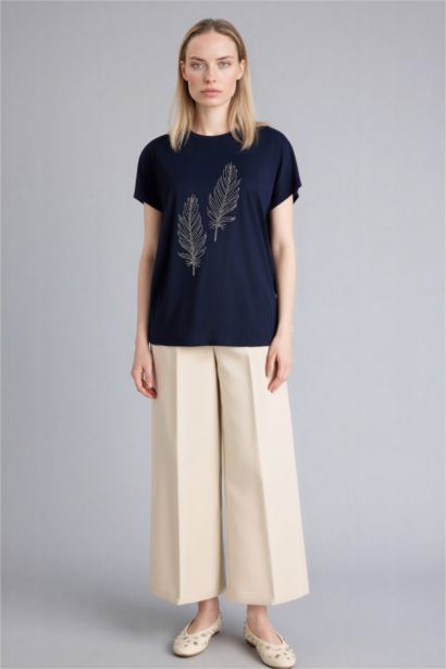 Футболка с круглым вырезом коротким рукавом и принтом из камней