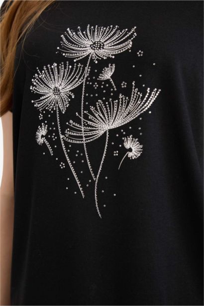 Дөңгелек жағалы тас басылған қысқа жеңді футболка