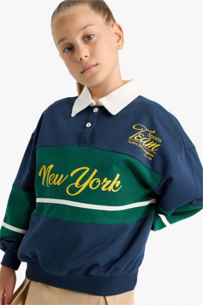 سويت شيرت بنات بطبعة شعار قصة مريحة برقبة بولو