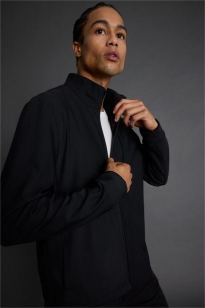 جاكيت قصة عادية بياقة عالية بجيب فليتو