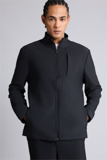 جاكيت قصة عادية بياقة عالية بجيب فليتو