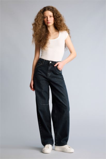 Джинсы с высокой талией и длинной широкой штаниной
