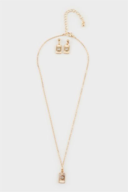 Woman 2 piece Gold Necklace and Earrings