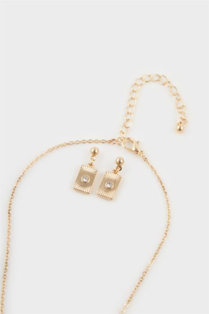 Woman 2 piece Gold Necklace and Earrings