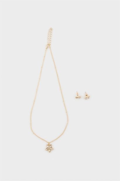 Woman 2 piece Gold Necklace and Earrings