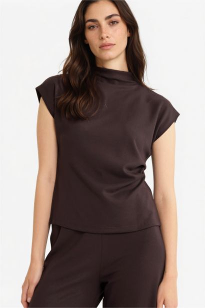 بلوزة كت بيكيه سليم فيت هاي كول