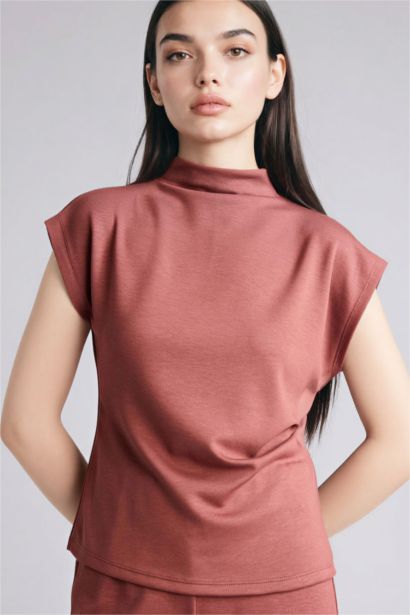 Футболка Slim Fit с воротником-стойкой и коротким рукавом