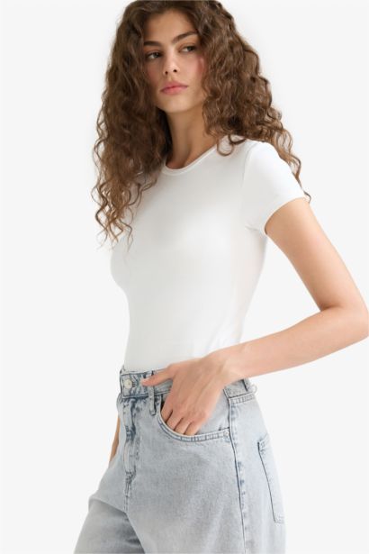 تيشيرت ابيض سادة سليم فيت نص كم برقبة مستديرة