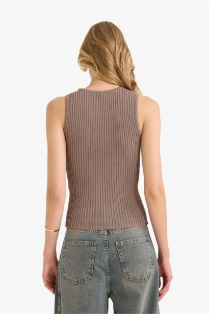 بلوزة تريكو كت مخصر بياخة مستديرة