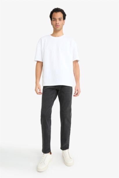 سروال جينز برجل عادي