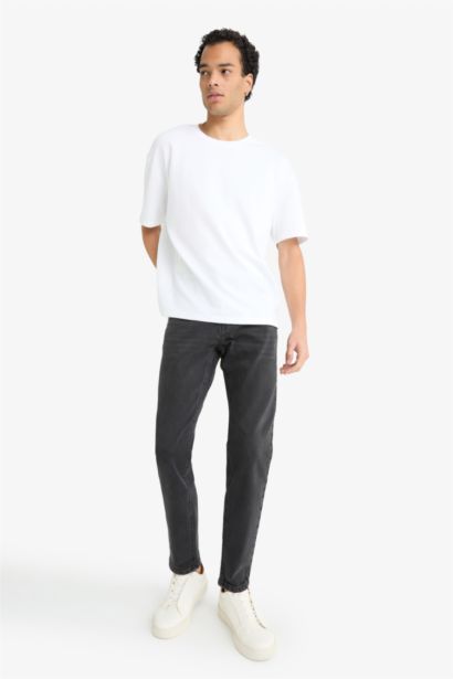 سروال جينز برجل عادي