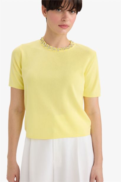 بلوفر تريكو كريب نص كم مطرز قصة عادية