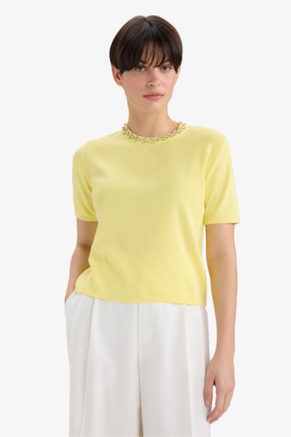 بلوفر تريكو كريب نص كم مطرز قصة عادية