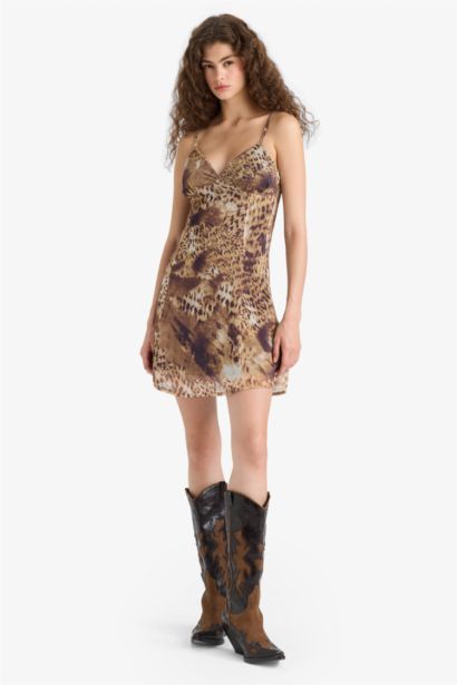 فستان قصير شيفون بحمالات بياخة V