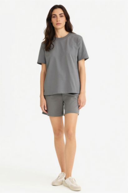 شورت برمودا بيزك سادة بخصر برباط