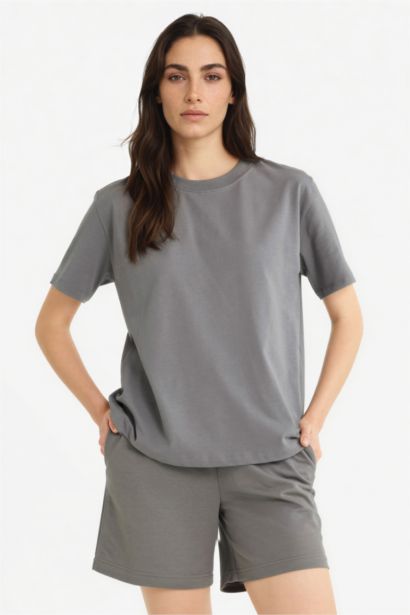 شورت برمودا بيزك سادة بخصر برباط