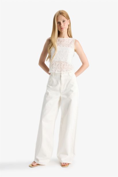 بلوزة دانتيل كت برقبة مستديرة مخصر