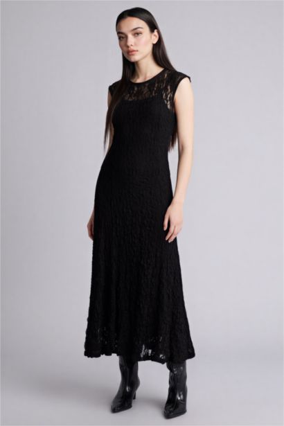 Slim Fit Crew Neck Lace Sleeveless Maxi Dress