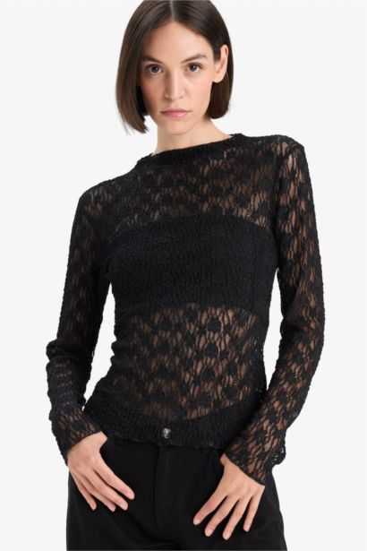 Blouse slim en dentelle à col bateau et manches longues
