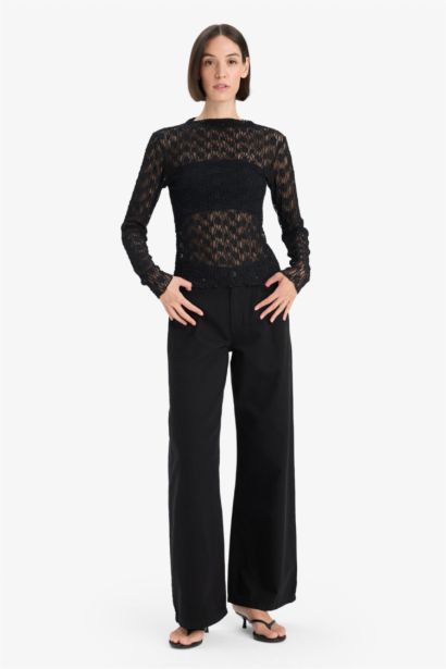 Blouse slim en dentelle à col bateau et manches longues