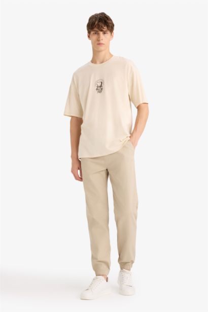 تيشيرت قطن قصة عادية برقبة مستديرة بطبعة من الخلف