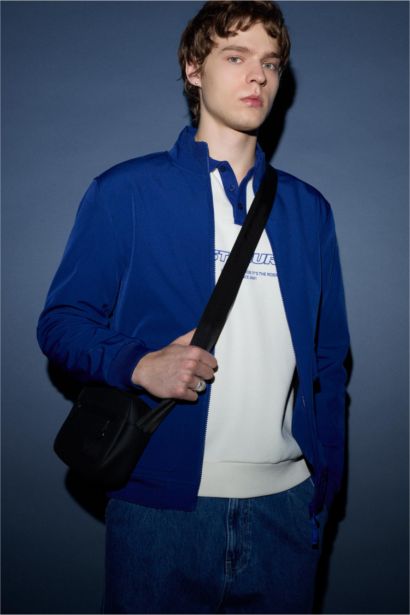 جاكيت أزرق خفيف قصة عادية بياقة كوليج بجيوب