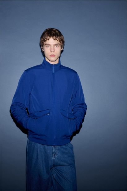 جاكيت أزرق خفيف قصة عادية بياقة كوليج بجيوب