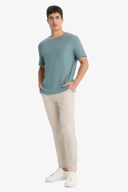 تيشيرت نص كم قصة عادية برقبة مستديرة