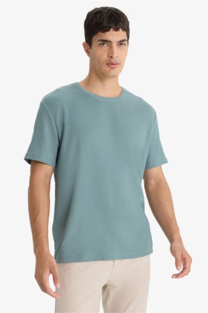 تيشيرت نص كم قصة عادية برقبة مستديرة