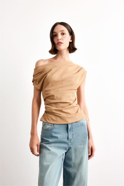 بلوزة مخصر سليم فيت سادة بكتف واحد