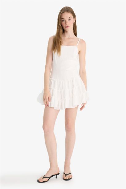 فستان قصير قصة عادية وبحمالات وياقة مربعة