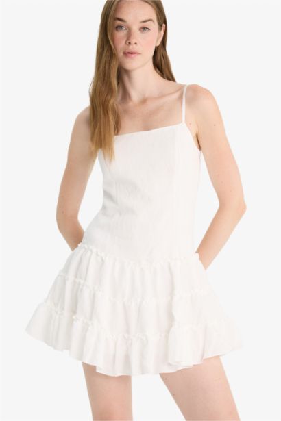 فستان قصير قصة عادية وبحمالات وياقة مربعة