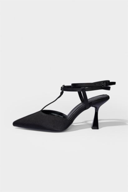 حذاء نسائي بكعب عالي على شكل قلب من DCEY x DeFacto