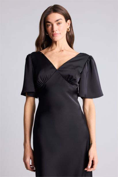 Платье с коротким рукавом стандартного кроя с V-образным вырезом из сатина