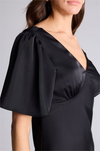 Платье с коротким рукавом стандартного кроя с V-образным вырезом из сатина