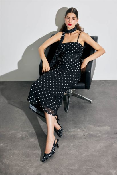 Bodycon Vücudu Saran Kare Yaka Puantiyeli Tül Askılı Midi Elbise