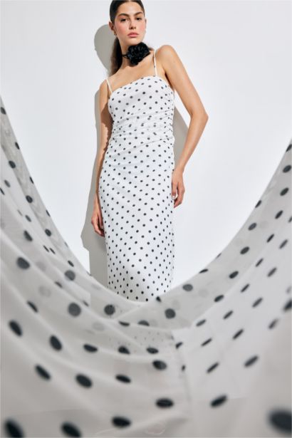 Bodycon Vücudu Saran Kare Yaka Puantiyeli Tül Askılı Midi Elbise