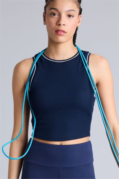 تانك توب رياضي مضلع قصة عادية برقبة مستديرة