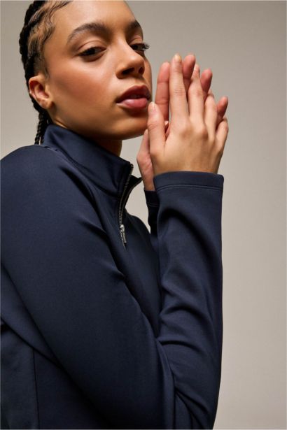 سويت شيرت رياضي بسوستة قماش سكوبا قصة عادية بياقة عالية